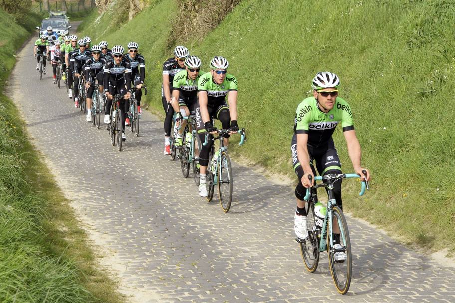 Il giorno prima del Giro delle Fiandre ecco gli allenamenti sul temibile pav. Ma la Ronde  anche l&#39;occasione per i ciclisti per sfoggiare accessori dal look particolare. Date un&#39;occhiata. Bettini